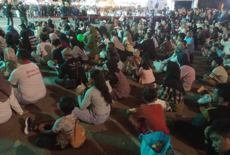 Meski Duduk.Beralas Tikar Warga Sangat Menikmati Hiburan Petronite Fest