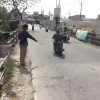 Puluhan Tahun Jalan Rusak, Warga Bekasi Rogoh Kocek Sendiri Perbaiki Jalan CBL