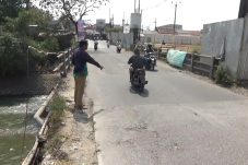 Puluhan Tahun Jalan Rusak, Warga Bekasi Rogoh Kocek Sendiri Perbaiki Jalan CBL