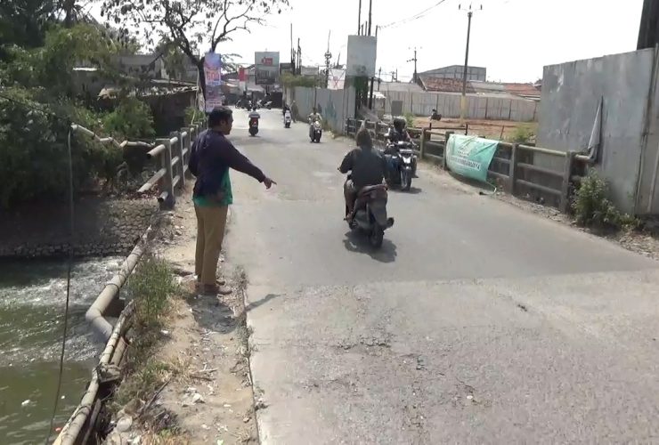 Puluhan Tahun Jalan Rusak, Warga Bekasi Rogoh Kocek Sendiri Perbaiki Jalan CBL