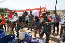 Lima Desa Dilanda Kekeringan, TNI Salurkan Air Bersih dan Siapkan Sumur Bor