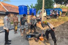 ‎Polres Cilegon Salurkan 13.000 Liter Air Bersih untuk Warga Terdampak Kekeringan