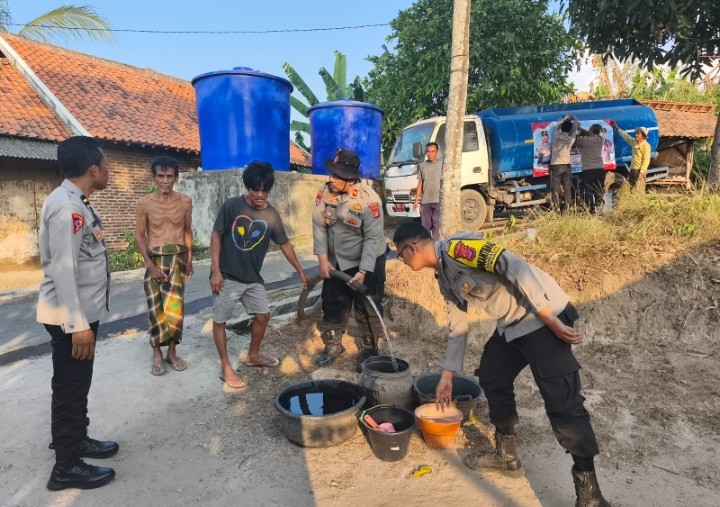 ‎Polres Cilegon Salurkan 13.000 Liter Air Bersih untuk Warga Terdampak Kekeringan