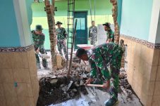Anggota Kodim 0805/Ngawi Kompak Bangun Masjid dan Prasarana Satuan