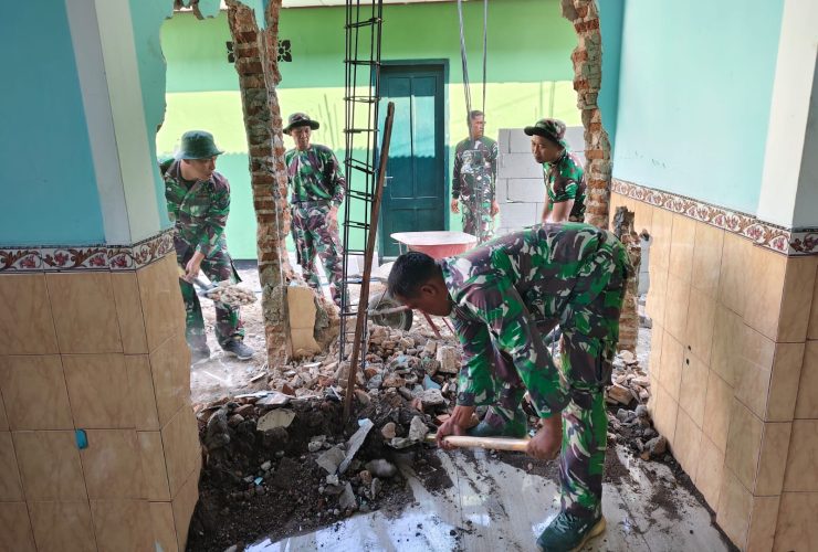 Anggota Kodim 0805/Ngawi Kompak Bangun Masjid dan Prasarana Satuan