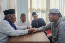 Seorang Warga China Ikrar Mualaf Dibimbing Ketua Umum MUI Gresik
