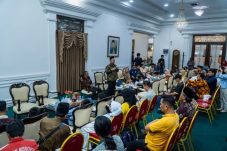 Bupati Gresik Kembali Pulangkan Anak Pekerja Migran di Malaysia