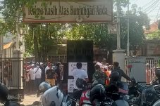 Warga Gulomantung Gresik Demo Tolak Pabrik Peleburan Logam Dekat Permukiman