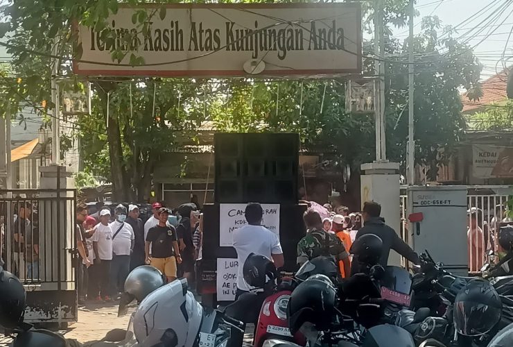 Warga Gulomantung Gresik Demo Tolak Pabrik Peleburan Logam Dekat Permukiman