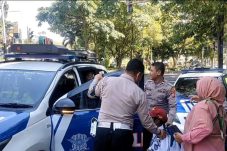 Satlantas Gresik Antar Siswa SD yang Kesasar Saat Pulang Sekolah