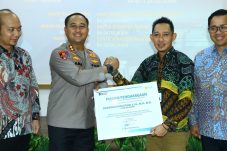 Tangkap Pelaku Pencurian Kabel Listrik Polres Gresik Terima Penghargaan PLN