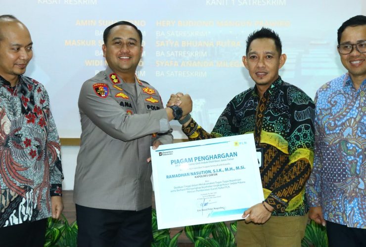 Tangkap Pelaku Pencurian Kabel Listrik Polres Gresik Terima Penghargaan PLN