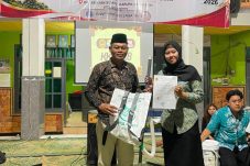 KKN di Desa Gedangan Gresik Mahasiswa Untag Beri Alat Pertanian