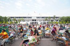 Ratusan Abang Becak Gembira Usai Terima Santunan Petrokimia Gresik