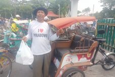 Matkarim Abang Becak: Terimakasih Petrokimia Gresik Bantuanmu Semangat Kerjaku