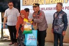 Polisi KSKP Banten Resmikan Jembatan Merah Putih dan Bagikan Sembako