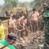 Kodim 0623 Bersama Warga Gotong Royong Bersihkan Lingkungan
