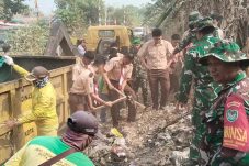 Kodim 0623 Bersama Warga Gotong Royong Bersihkan Lingkungan