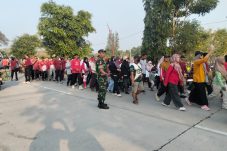 Semarak HUT Ke-81 RI, Babinsa Paron dan Bhabinkamtibmas Amankan Jalan Sehat