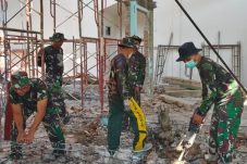 Peduli Satuan, Anggota Kodim 0805/Ngawi Benahi Pangkalan dan Tempat Ibadah