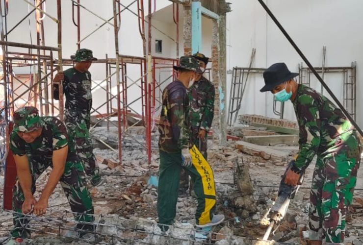 Peduli Satuan, Anggota Kodim 0805/Ngawi Benahi Pangkalan dan Tempat Ibadah