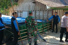 Peduli Warga di Pelosok, Babinsa Posramil Kasreman Kawal Distribusi Air Bersih