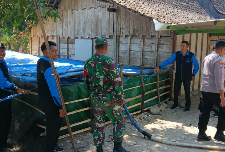 Peduli Warga di Pelosok, Babinsa Posramil Kasreman Kawal Distribusi Air Bersih