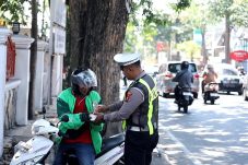 Satlantas Polres Gresik Tebar Kepedulian ‘Jumat Berkah Berbagi’