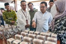 Menko Cak Imin Kagumi Terasi Produksi Ibu-ibu Mengare Gresik