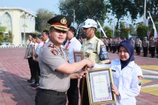 Polres Gresik Beri Reward Anggota Satreskrim dan Warga Sipil
