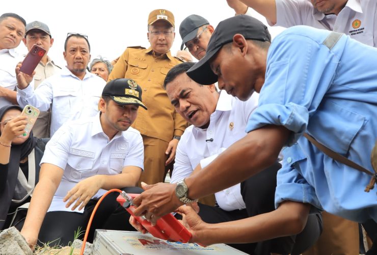 Menteri Pertanian Tinjau Lahan Pertanian Terdampak Kekeringan di Gresik