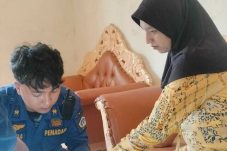 Damkar Gresik Bantu Lepas Cincin dan Cari Ponsel di Selokan