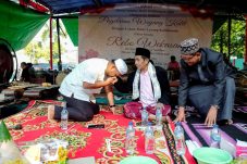 Rebo Wekasan di Telaga Sumber Bupati Gresik Ajak Rawat Tradisi
