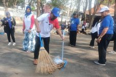 Gerakan Langit Biru Indonesia Partai Demokrat Gresik Bersih-bersih Makam Pahlawan