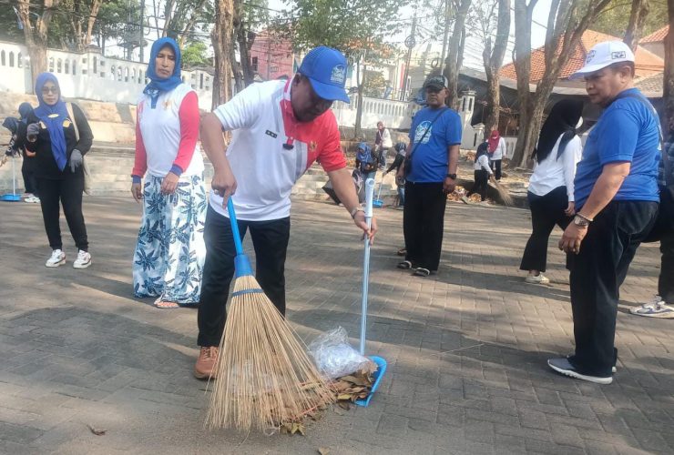 Gerakan Langit Biru Indonesia Partai Demokrat Gresik Bersih-bersih Makam Pahlawan