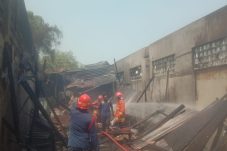 Gara-gara Sampah Sebuah Rumah di Kota Gresik Ludes Terbakar
