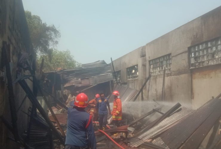 Gara-gara Sampah Sebuah Rumah di Kota Gresik Ludes Terbakar