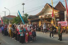 Warga Asempapak Gresik Rela Berjalan Kaki 3 Kilometer Demi 300 Hadiah