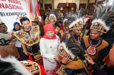 Gubernur Jatim Pimpin Upacara HUT Ke-81 RI di Grahadi