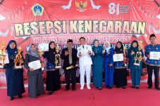 Tim Putri Desa Madumulyorejo Gresik Juara Pertama Gerak Jalan Tingkat Kecamatan
