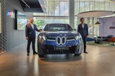 BMW iX3 Neue Klasse Resmi Hadir di Jawa Timur