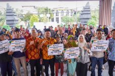 Bupati Gresik Gelontorkan Ribuan BLT DBHCHT dan Bantuan Pangan