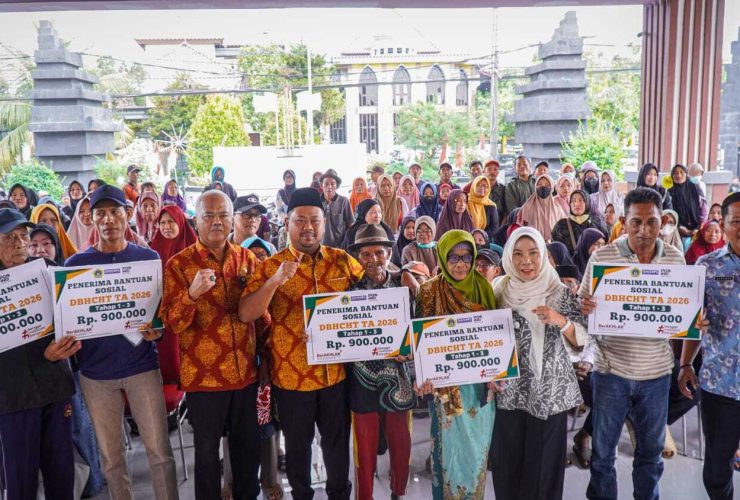 Bupati Gresik Gelontorkan Ribuan BLT DBHCHT dan Bantuan Pangan