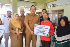 Sebanyak 10.364 Masyarakat Benjeng Gresik Terima Bantuan 310,9 Ton Beras