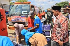 Hadapi Kemarau Pemkab Gresik Salurkan Air Bersih untuk Warga Tenggor