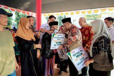 Salurkan BLT DBHCHT Bupati Gresik Ajak Warga Sampaikan Aspirasi