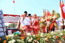 Meriahkan Gresik Merdeka Carnival 2026 Bupati dan Wabup Naik Nogo Giri
