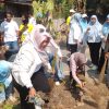 Warga Berjibaku Bersihkan Drainase di Jatiwangi, Cakades Santi Sagita Jadi Sorotan