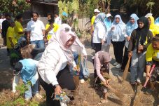 Warga Berjibaku Bersihkan Drainase di Jatiwangi, Cakades Santi Sagita Jadi Sorotan