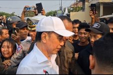 Usai Rakorda PSI, Jokowi Mampir Makan Bakso di Cikarang